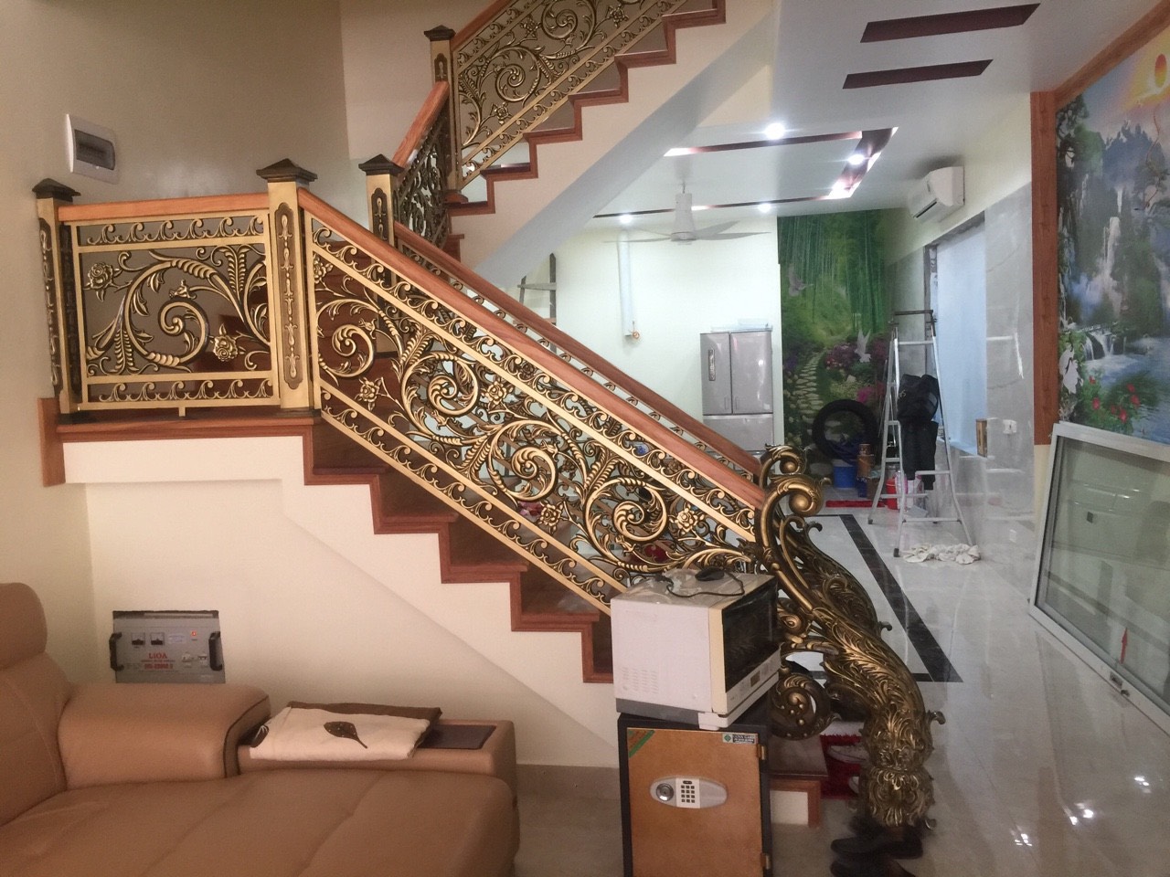 Phá Vỡ Giới Hạn Thiết Kế: Cầu Thang Nhôm Đúc - Biểu Tượng Đẳng Cấp Cho Biệt Thự