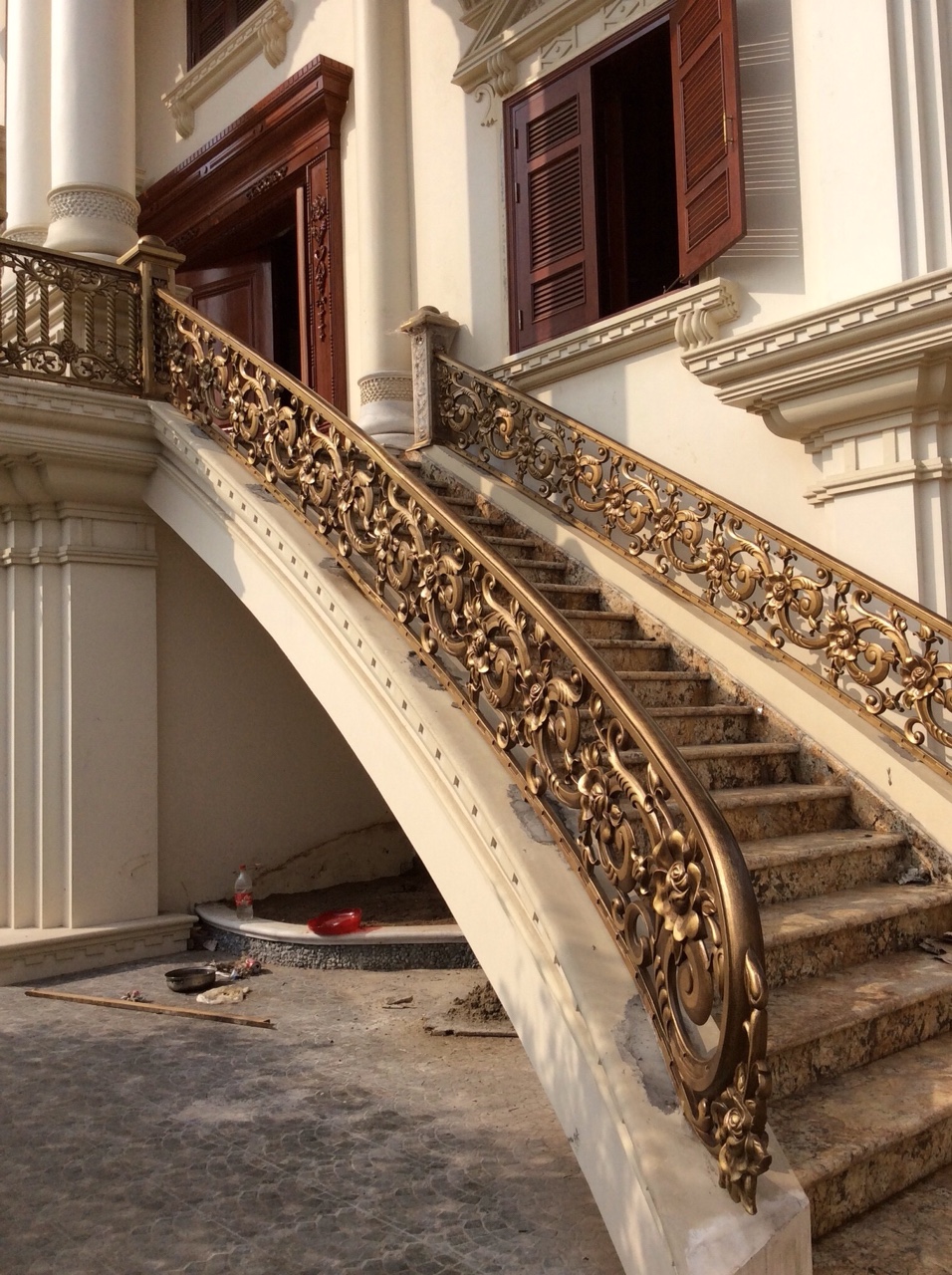 Tỏa Sáng Không Gian Nhà Bạn Với Mẫu Cầu Thang Nhôm Đúc 